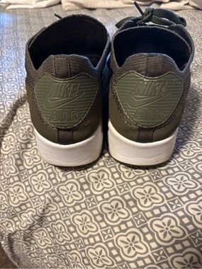 Nike air max Olive Green and White Men's Low-Top Sneakers